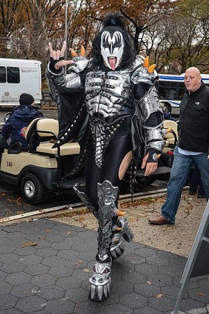 Gene Simmons Costume, Kiss Artwork, Lady Gaga Pictures, Kiss Army, Kiss Pictures, Hot Band, Gene Simmons, Kiss Band, Alice In Chains