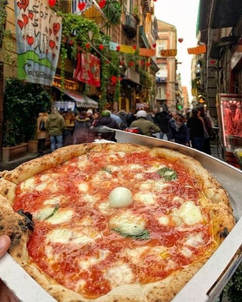 Naples Food, Naples Pizza, Napoli Pizza, Napoli Food, Vesuvio Napoli, Ancient Greek City, Napoli Italy, Pizza Italian, Pompeii And Herculaneum