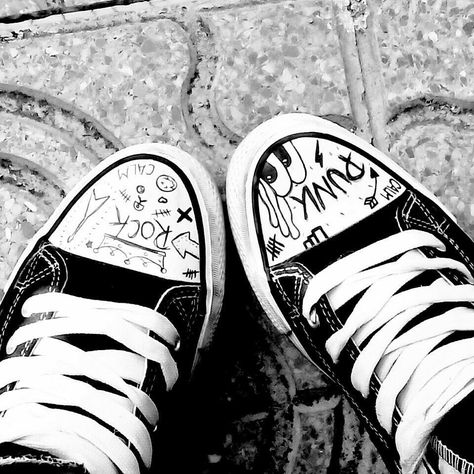 Shoe Doodles Converse, Drawn Converse, Drawing On Shoes Ideas, Converse Aesthetic Grunge, Shoe Graffiti, Sneaker Drawing, Grunge Converse, Converse Art, Converse Drawing