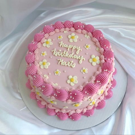 Daisies Cake Birthday, Pink Cake Designs Birthday, Pink Cake With Sprinkles, 25th Birthday Cake Ideas For Her, Daisy Cake Birthday, Pink Daisy Cake, Simple Round Cake, Flowers And Butterflies Cake, Cake Design Pink