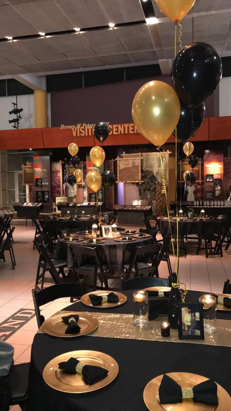 Black and gold table decor Black And Gold Table Decor, Gold Table Centerpieces, Black And Gold Centerpieces, Black And Gold Table, Gold Table Decor, Black And Gold Party Decorations, Black Centerpieces, Gold Birthday Decorations, Black And Gold Balloons