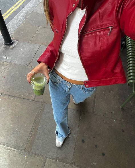 Leather Jacket Aesthetic, Red Jacket Outfit, Jacket Aesthetic, Instagram London, Look Of The Day, Jacket Outfit, How To Pose, Outfit Inspo Fall, Mode Inspiration