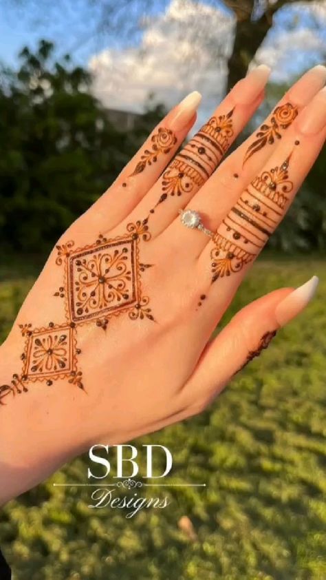 Henna Square Designs, Moroccan Henna Designs Simple, Square Mehendi Design, Square Henna Design, Square Mehndi Designs, Moroccan Henna Designs, Henne Tattoo, Moroccan Henna, Cute Henna Designs