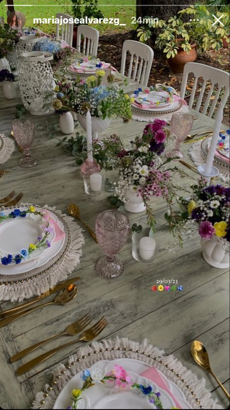 #birthdayparty #aesthetic #floral #brunch #brunchparty Floral Birthday Table Decor, Floral Bday Decor, Flower Brunch Party, Floral Bday Party Decor, Flower Birthday Aesthetic, Brunch Flowers Table Decorations, Floral Birthday Party Aesthetic, Flower Brunch Ideas, Girly Brunch Ideas