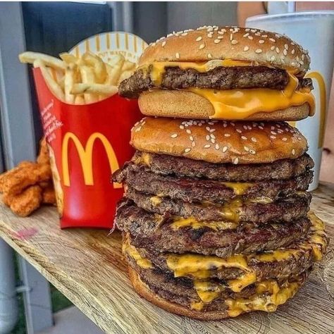 Mcdonalds Big Mac, Mac Aesthetic, Sleepover Food, Junk Food Snacks, Dinner Meals, Mouth Watering Food, Big Mac, Food Obsession, Interesting Food Recipes