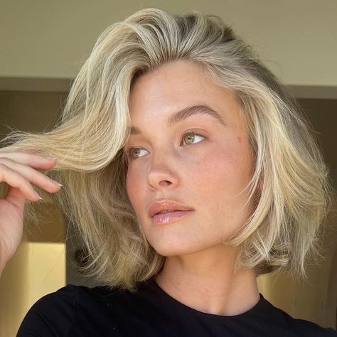 Hannah Yandow ♀ on Instagram: "✂️: @nataliemckellhair" Shortish Hair, Blonde Lowlights, Short Blonde Bobs, Summer Cut, Blonde Bob Hairstyles, Asymmetrical Pixie, Corte Bob, Bob Hair, Short Wavy