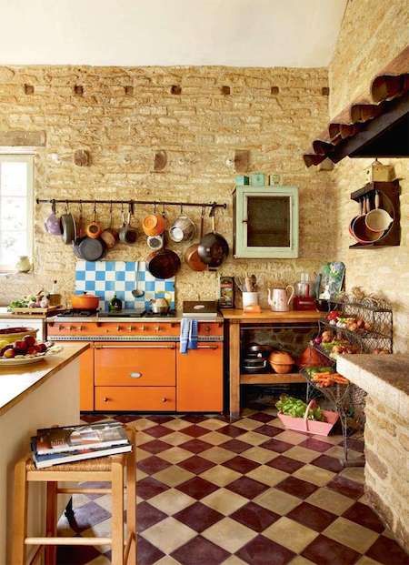 Dapur Rustic, Old Fashioned Kitchen, Period Living, Freestanding Kitchen, Rustic Farmhouse Kitchen, Farmhouse Interior, Decor Minimalist, Pots And Pans, Rustic Kitchen