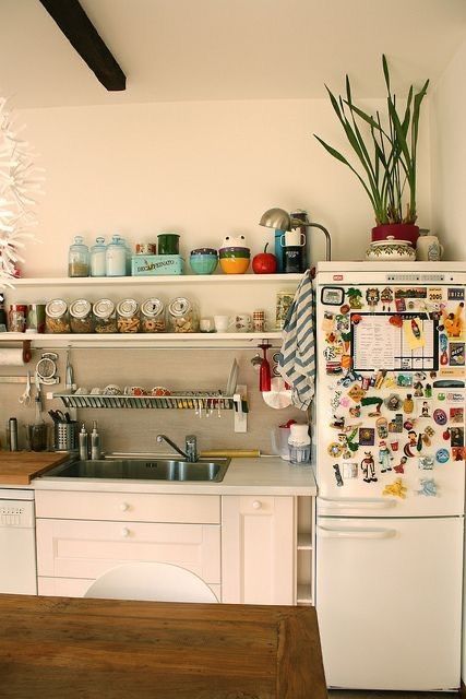 Decorating Kitchen, Colorful Roses, Kitchen Decorating, Tiny Kitchen, Apartment Inspiration, Kitchen Style, Design Kitchen, Kitchen Designs, Interior Design Kitchen