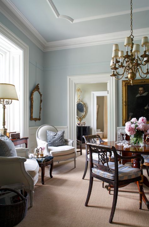 Décor: An English Country House by Susan Burns Design | Cool Chic Style Fashion English Country Home, English Interior, Interior Design Per La Casa, Country House Interior, English Decor, Interior Vintage, Traditional Interior Design, Elegant Dining Room, Country Living Room