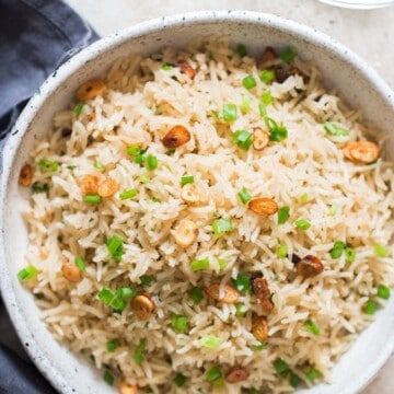 garlic fried rice with crispy garlic chips and scallions as garnish on top Garlic Rice Filipino, Filipino Garlic Fried Rice, Garlic Rice Recipe, Garlic Rice Recipes, Homemade Spanish Rice, Garlic Butter Rice, Recipes Filipino, Curry Fried Rice, Spanish Rice Recipe