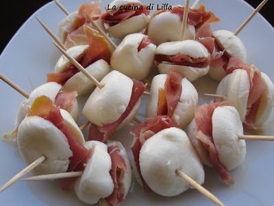 La cucina di Lilla (adessosimangia.blogspot.it): Antipasti: Mozzarelline con prosciutto Tea Party Food, Party Finger Foods, No Calorie Foods, Party Food Appetizers, Mini Foods, Serving Food, Finger Food, Finger Foods, Wine Recipes