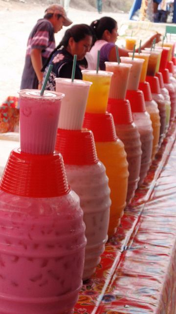 Aguas Frescas, Paletas y Nieves para Bodas Mexicanas Aquas Frescas, Food In Mexico, Mexican Market, Mexican Street Food, Mexican Drinks, Mexico Food, Street Foods, Agua Fresca, Mexican Street