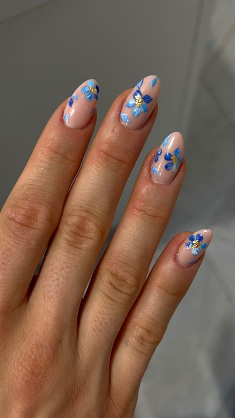 Blue Gold Manicure, Blue Flowered Nails, Flower Nails With Gold Flakes, Floral And Gold Nails, Sky Blue Nail Art Designs, Blue With Gold Flakes Nails, Bridgerton Inspired Nails Ideas, Blue Flowers Nail Art, Modern Spring Nails