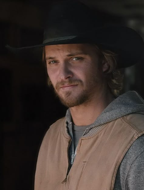 Watching John and Tate together Casey Dutton, Kacey Dutton, Lee Dutton, Yellowstone Cowboys, Man Snacks, Yellowstone Cast, Park Outfit Ideas, Kayce Dutton, Rip Yellowstone