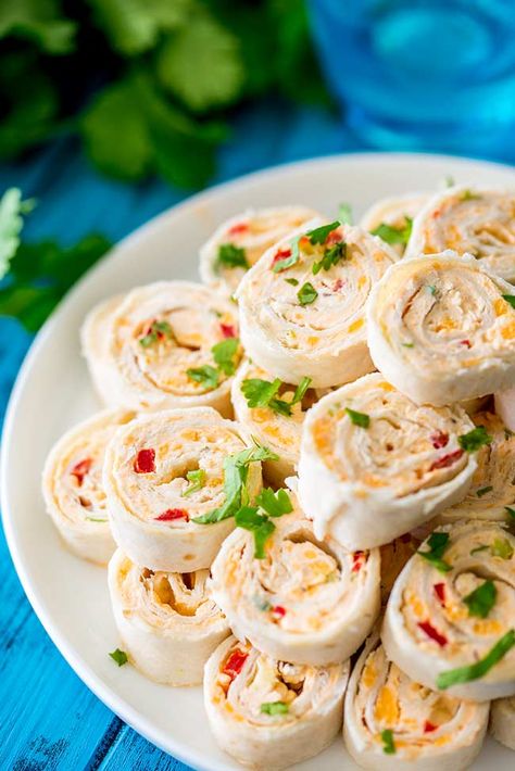 Potluck Dishes For Work, Cold Potluck Dishes, Mexican Pinwheels, Vegetarian Picnic, Taco Pinwheels, Vegetarian Party Food, Vegetarian Snack, Tortilla Pinwheels, Easy Potluck