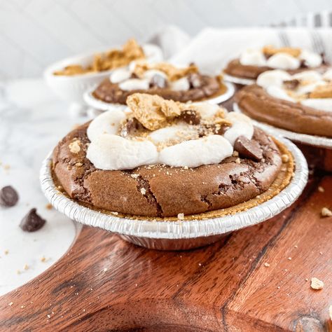 Mini S’mores Pies Graham Cracker Mini Pies, Mini Graham Cracker Pies, Mini Gram Cracker Crust Pie Recipes, Mini Fall Pies, Mini Pie Graham Cracker Crust, Mini Smores Pie, Mini Pies With Graham Cracker Crust, Individual Smores Pie, Mini Graham Cracker Crust Pies