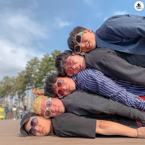 Squad Poses 4 People, Creative Group Photoshoot Ideas, Funny Sibling Pictures, Roommate Photoshoot, 4 Person Poses, Recreating Pictures, Funny Group Pictures, Awkward Photoshoot, Friendship Dynamics