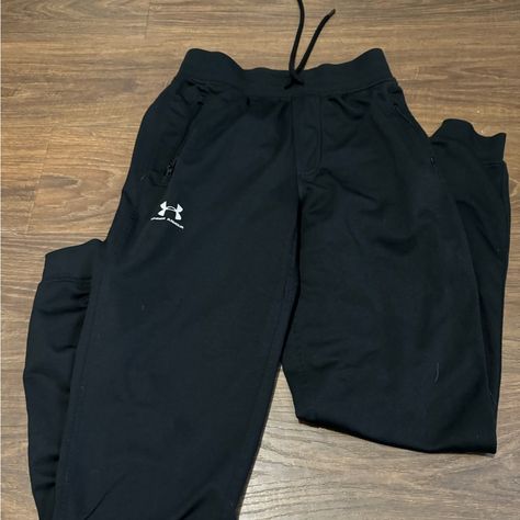 Under Armor Joggers Never Worn Under Armor Outfit, Armor Aesthetic, Armor Outfit, Under Armour Outfits, Under Armour Sweatpants, Sweatpants Outfit, Aesthetic Clothing, Under Armour Pants, School Fits