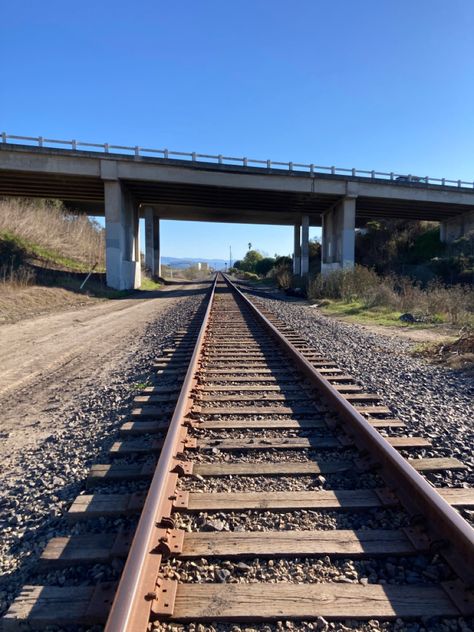 Railroad Track Pictures, Outdoor Pics, Track Pictures, Leading Lines, Rail Train, Abandoned Train, Natural Picture, Tunnel Vision, Drawing Studies