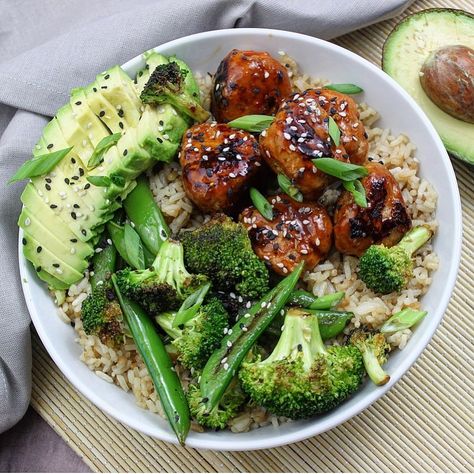 Lauren May on Instagram: “Gochujang-Ginger Chicken Meatball and Rice Bowl with Broccoli, Snap Peas and Avocado || Recipe: In a bowl combine 1lb ground chicken, 1T…” Meatball And Rice, Avocado Rice, Meatballs And Rice, Avocado Recipe, Chicken Meatball, Baby Meals, Meal Prep Plans, Ginger Chicken, Chicken Meatballs