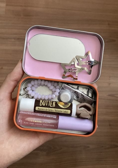 Altoid Tin Ideas Outside, Aesthetic Altoid Tin, Altoid Can Ideas, Altoid Tin Wallets, Altoids Box Ideas Survival Kits, Altoid Tin Ideas Aesthetic, Tin Boxes Ideas, Altoid Box Ideas, Tin Box Wallet