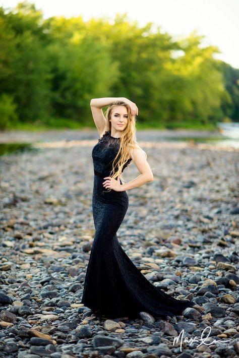 Long Dress Photoshoot Poses Prom, Black Prom Dress Photoshoot, Elegant Photo Poses, Black Dress Photo Shoot Ideas, Mermaid Gown Poses, Prom Night Photoshoot, Matric Photoshoot Ideas, Evening Gown Outdoor Photoshoot, Prom Pic Poses