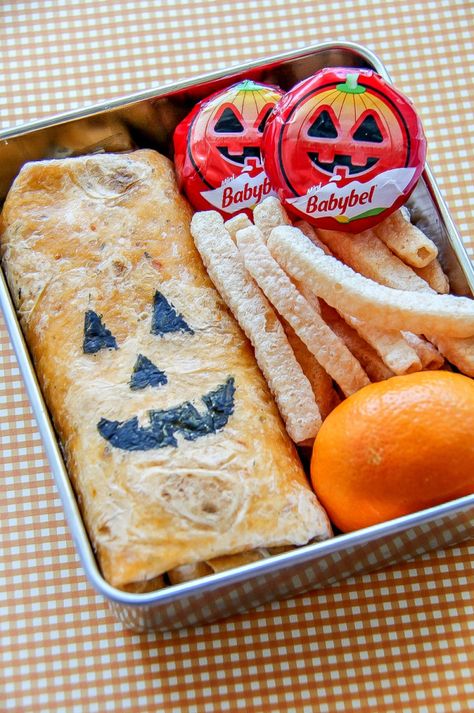 Easy Halloween Lunch Ideas, Halloween School Lunch Ideas, Halloween Lunchbox Ideas, Halloween Themed Lunch, Halloween School Lunch, Souper Halloween, Halloween Lunch Ideas For Kids, Simple Halloween Treats, Halloween Lunches