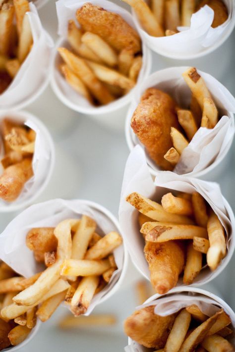 25 Favourite #Party Food Ideas - Style Me Pretty Living. Recreate this with fish fingers and chunky wedges in little paper cones? Appetizers For A Crowd, Fish Fry, Platinum Jubilee, Healthy Cat Treats, Late Night Snacks, Easter Brunch, Mini Foods, Breakfast For Kids, Fish And Chips