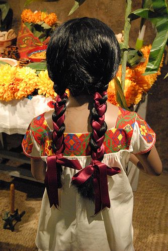 This exhibit in the National Museum of Anthropology in Mexico City shows the beautiful hand embroidered blouses worn by the Nahua women of the Chicontepec region of Veracruz (El balcon de la Huasteca) Mexican Hairstyles, Mexican Culture Art, Ribbon Braids, Hispanic Culture, Mexican Fashion, Mexican Heritage, Mexico Culture, Mexican Women, Hair Ribbons