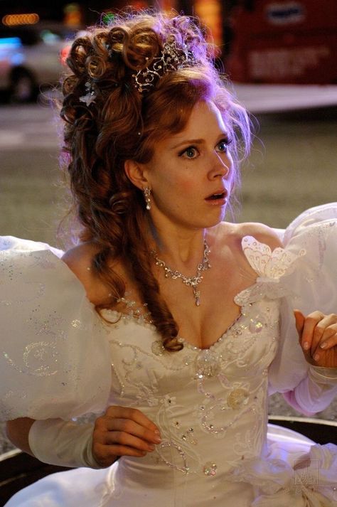 Amy Adams Enchanted, Enchanted Wallpaper, Enchanted 2007, Childhood Films, Wedding Dress Purple, Enchanted Movie, Enchanted Wedding Dress, Giselle Enchanted, Enchanted Dress