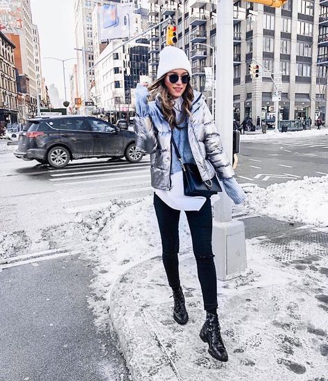 Silver Puffer Jacket Outfit, Silver Jacket Outfit, Ski Jacket Outfit, Puffy Jacket Outfit, Puffer Coat Outfit, Silver Puffer Jacket, Nyc Winter Outfits, Cold Outfit, Winter Jacket Outfits