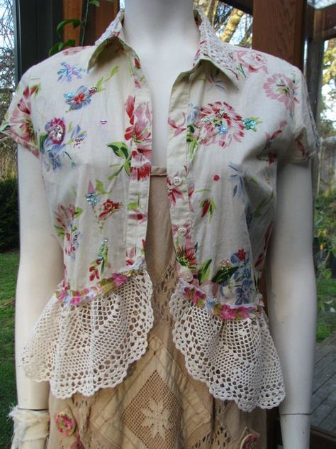 . Redo Clothes, Top Flowers, Chique Outfit, Altered Clothing, Shabby Chic Clothes, Boho Mode, Country Vintage, Repurposed Clothing, Altered Couture