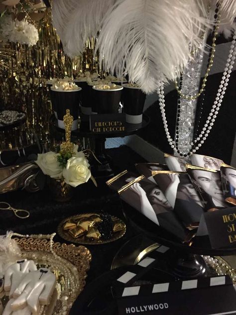 Oscar Party | CatchMyParty.com Awards Party Ideas, Oscars Party Outfit, Oscar Party Decorations, Hollywood Theme Party Decorations, Oscar After Party, Old Hollywood Party, Oscars Theme Party, Old Hollywood Theme, Hollywood Birthday Parties