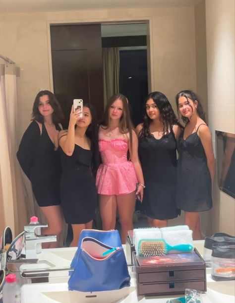 14th Birthday Party Dresses, Birthday Outfit With Friends, Sweet 16 Dress Code Ideas, Birthday Dinner Group Outfits, Birthday Outfits With Friends, Group Birthday Outfits, Dresscode Birthday Party, Birthday Matching Outfits Friends, Birthday Group Outfits