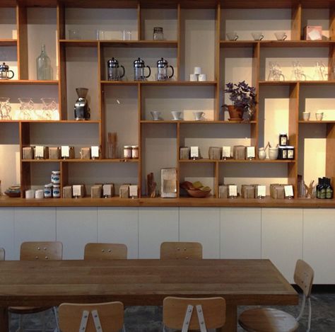 Shelving - really like it Coffee Shop Shelves, Tea House Interior, Cafe Atmosphere, Restaurant Shelving, Bookshelf Designs, Deli Cafe, Restaurant Plates, Cafe Display, Timber Shelves