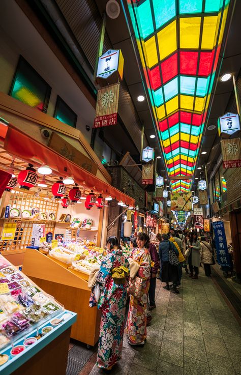 Guide to Nishiki Market in Kyoto, Japan: Good, Bad & Ugly - Travel Caffeine Kyoto Food, Nishiki Market, Japan On A Budget, Japan 2023, Japan Guide, Popular Food, Asian Market, Food Spot, Japan Travel Guide