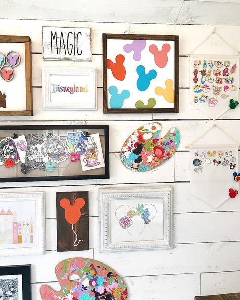 Disney Wall Collage Ideas, Disney Room Design, Disney Wall Collage, Disney World Themed Bedroom, Disney Collage Wall, Disney Craft Room, Disney Office Ideas, Disney Office Decor, Disney Wood Signs