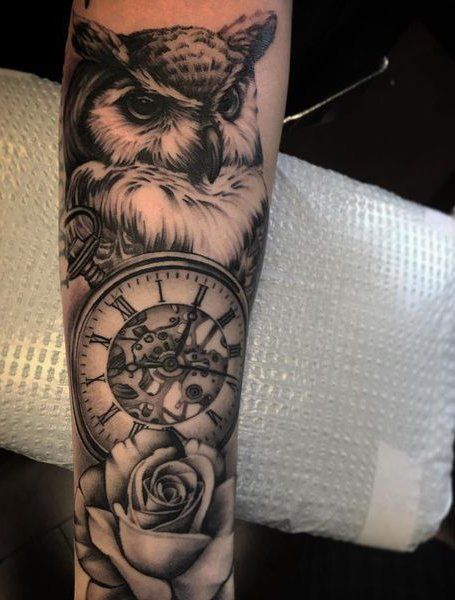 25 Symbolic Owl Tattoos for Men in 2020 - The Trend Spotter Owl Clock Tattoo, Tato Jam, Mens Owl Tattoo, Clock Tattoo Sleeve, Clock And Rose Tattoo, Realistic Owl Tattoo, Owl Tattoo Sleeve, Tattoo Homme, Owl Clock