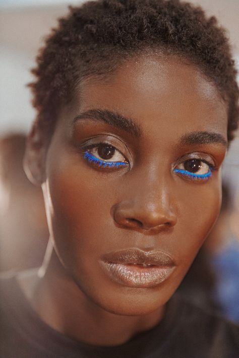 Chromat backstage beauty 6 Under Eye Liner Colorful, Color Liner Makeup, Colorful Make Up, Colored Liner Looks, Colorful Makeup Looks, Makeup 2000s, Makeup Dewy, Editorial Make-up, Makeup Bold