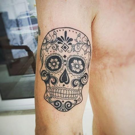 60 Tatuagens de Caveira Mexicana (as fotos mais incríveis!) Roseary Tattoo, Mexican Skull Tattoos, Candy Skull Tattoo, Positive Attributes, Mayan Tattoos, Skull Rose Tattoos, Skull Girl Tattoo, Mexican Skull, Sugar Skull Tattoos