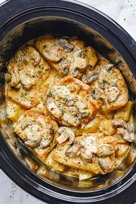 Creamy Garlic Pork Chops with Mushrooms and Potatoes - #slowcooker #porkchops #potatoes #recipe #eatwell101 - These slow cooker pork chops are incredibly easy to make and smothered in a creamy, mouthwatering garlic sauce! - #recipe by #eatwell101® Slowcooker Porkchops, Eatwell101 Recipes, Pork Chop Recipes Crockpot, Garlic Pork, Pork Chops And Potatoes, Crockpot Chicken Breast, Crockpot Pork Chops, Slow Cooker Pork Chops, Juicy Pork Chops