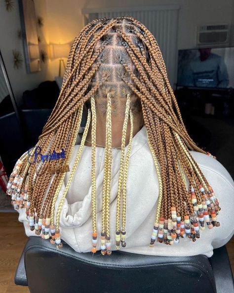 Short Knotless Box Braids With Beads And Color, Honey Blonde Knotless Braids With Beads, Short Knotless With Beads And Color, Two Dyed Hair, Peekaboo With Beads, Short Knotless Braids With Beads Color, Short Peekaboo Braids With Beads, Knotless Braids With Beads And Color, Peekaboo Box Braids With Beads