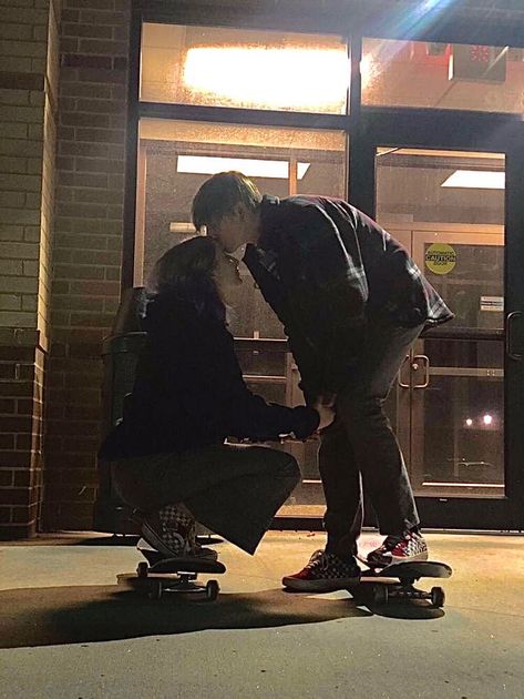 Skater Bf And Gf, Skater Relationship Aesthetic, Skater Couple Aesthetic, Skater Bf, Skateboard Couple, Skater Couple, Skateboarding Aesthetic, Teenage Romance, Lovecore Aesthetic