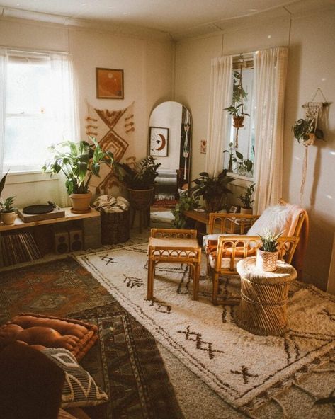 Bohemian Interior Design Living Rooms, Coastal Boho Interior, Hippie Living Room, Cozy Boho Living Room, Hippie Living, Boho Bedroom Decor, Boho Interior, Boho Living Room, Apartment Inspiration