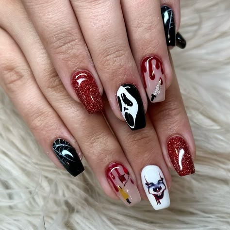 Ghostface and IT Halloween nails Ghostface Nails Short, Scream Face Nails, It Halloween Nails, Halloween Nails Ghostface, Halloween Movie Nails, Horror Themed Nails, Scary Movie Nails, Halloween Nails Scream, Scream Nail Art