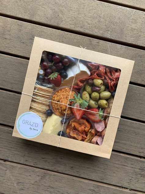 Charcuterie Boxes To Go, Food Platters Party, Charcuterie Lunch, Charcuterie Boxes, Grazing Food, Grazing Boxes, Graze Box, Charcuterie Gifts, Picnic Box