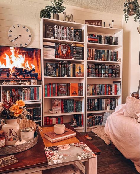 Bookish Bedroom, Aesthetic Bookshelves, Dream Home Library, Library Rooms, Bookshelf Aesthetic, Home Library Rooms, Beautiful Bookshelf, Bookshelf Inspiration, Library Inspiration