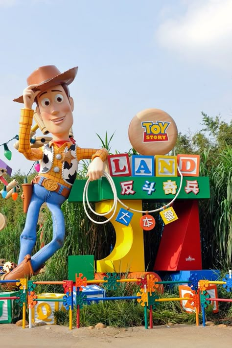 Toy Story Land - Hong Kong  must. go. here. Hk Disneyland, Hongkong Disneyland, Disney Hong Kong, Disney Nostalgia, Disney Videos, Toy Story Land, Shanghai Disneyland, Disney Photo Ideas, Disney Rides