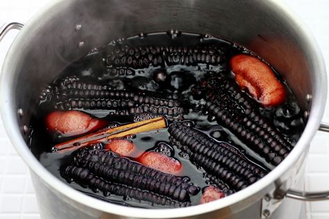 Chicha Morada, Peruvian Purple Corn Drink - The Best Latin & Spanish Food Articles & Recipes - Amigofoods Peruvian Purple Corn Drink, Purple Corn Drink, Peruvian Food Recipes Traditional, Purple Corn Recipes, Peruvian Drinks, Food Polls, Peruvian Desserts, Steak Dinner Sides, Purple Corn