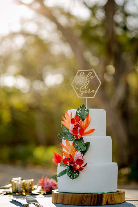 Tropical Cake Wedding, Tropical Flower Table Centerpieces, Tropical Flower Wedding Cake, Small Tropical Wedding Cake, Simple Tropical Wedding Cake, Tropical Wedding Cake Ideas, Hawaiian Wedding Theme, Tropical Wedding Cakes, Hawaii Wedding Cake